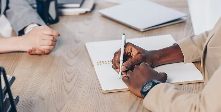 Un entretien individuel dans une entreprise.
