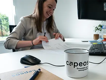 Une comptable s'occupant du dossier d'un client.