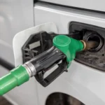 Pistolet de pompe à gazole faisant le plein d’un véhicule diesel, illustration des nouvelles règles de remboursement du gazole en France.