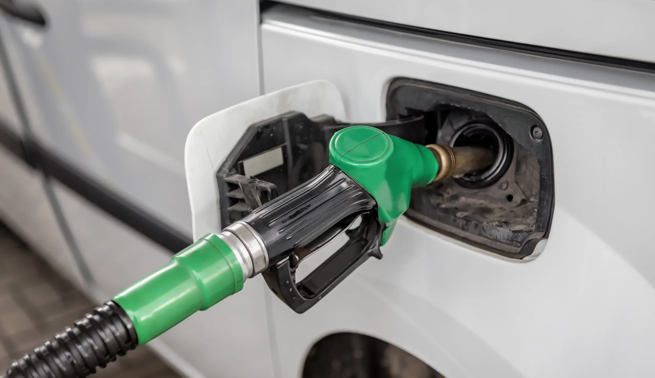 Pistolet de pompe à gazole faisant le plein d’un véhicule diesel, illustration des nouvelles règles de remboursement du gazole en France.