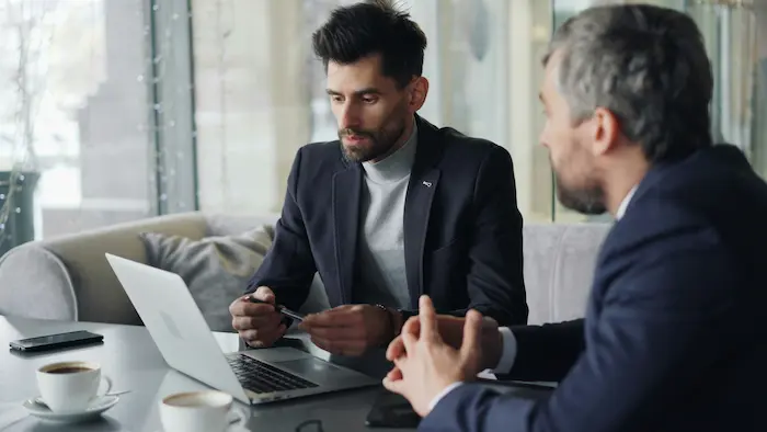 réunion entre expert-comptable et un entrepreneur consultant freelance