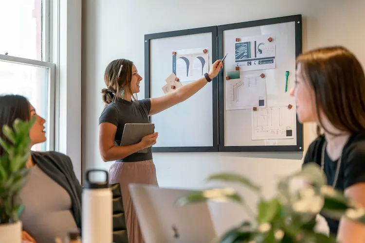 réunion entre entrepreneur-consultant et expert-comptable