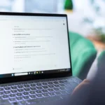 Illustration représentant l’intelligence artificielle interagissant avec des données liées au GEO (Generative Engine Optimization), symbolisant l’optimisation de la visibilité dans les moteurs de recherche IA.