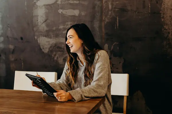 Jeune fille avec sa tablette pour créer une location meublée
