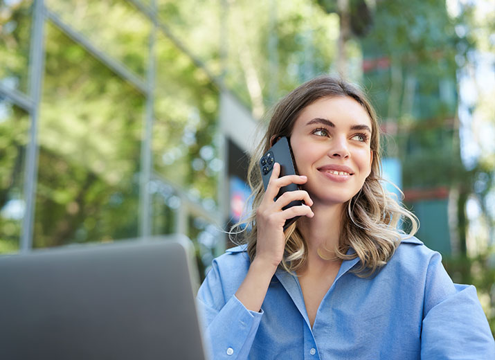 call téléphonique d'une jeune femme au sujet des avantages de la holding personnelle