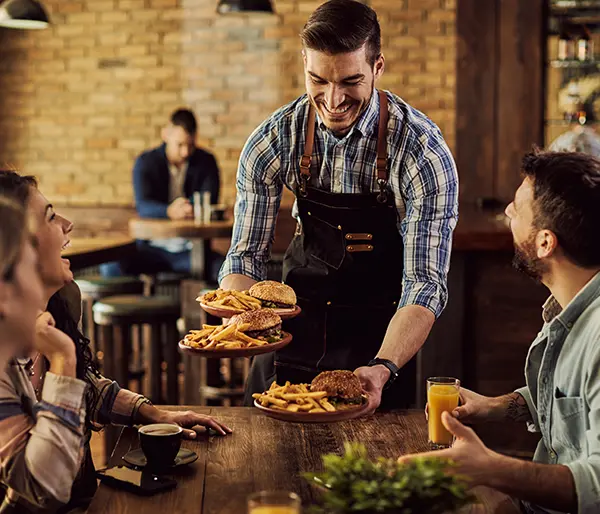 un serveur de restaurant en contrat de concession apporte les plats