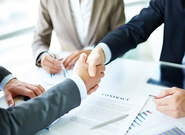 poignée de main pour un contrat de concession