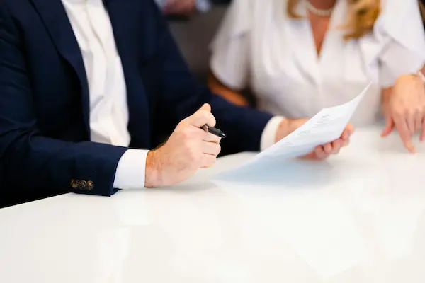un expert-comptable explique la gestion comptable d'une EURL à une cliente