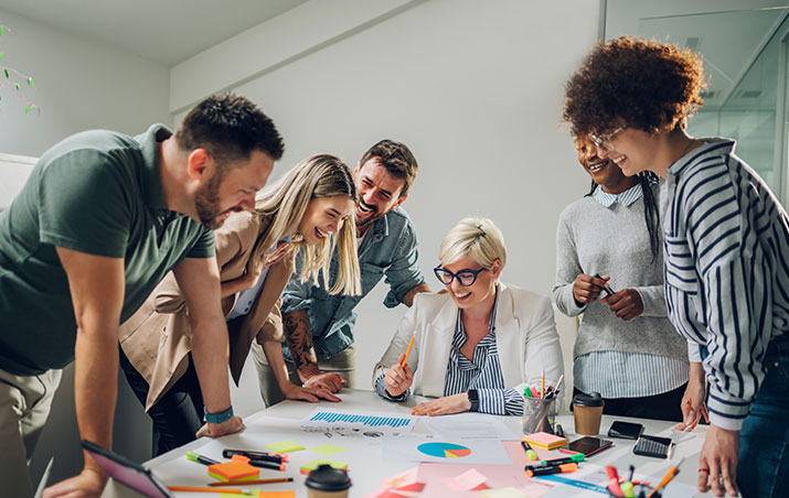 réunion de travail de personnes au sujet de la holding personnelle