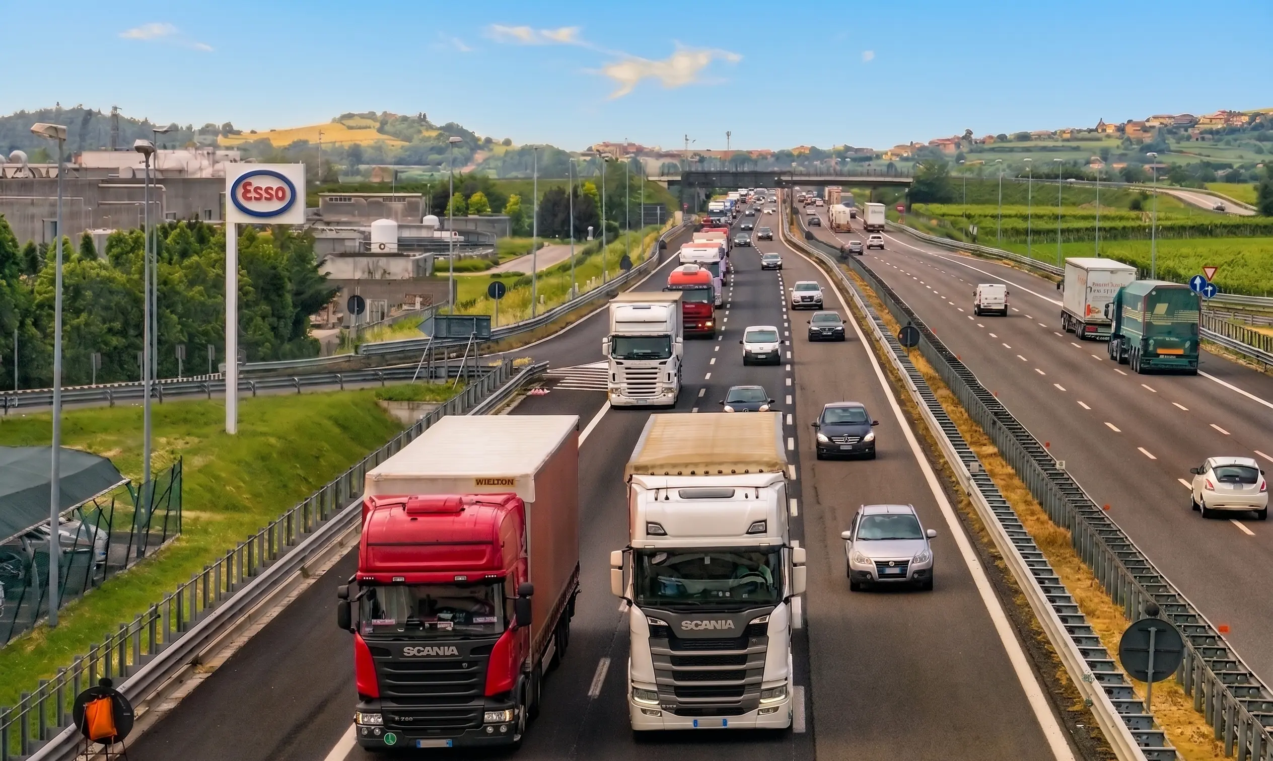 Poids lourds et voitures sur une autoroute, illustrant les aides au carburant pour le transport routier et les grands rouleurs