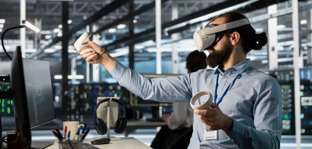 Homme utilisant un casque de réalité virtuelle et deux manettes dans un environnement technologique