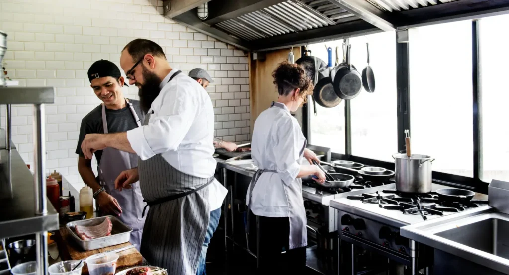 Brigade de cuisine en plein service dans la cuisine professionnelle d'un restaurant