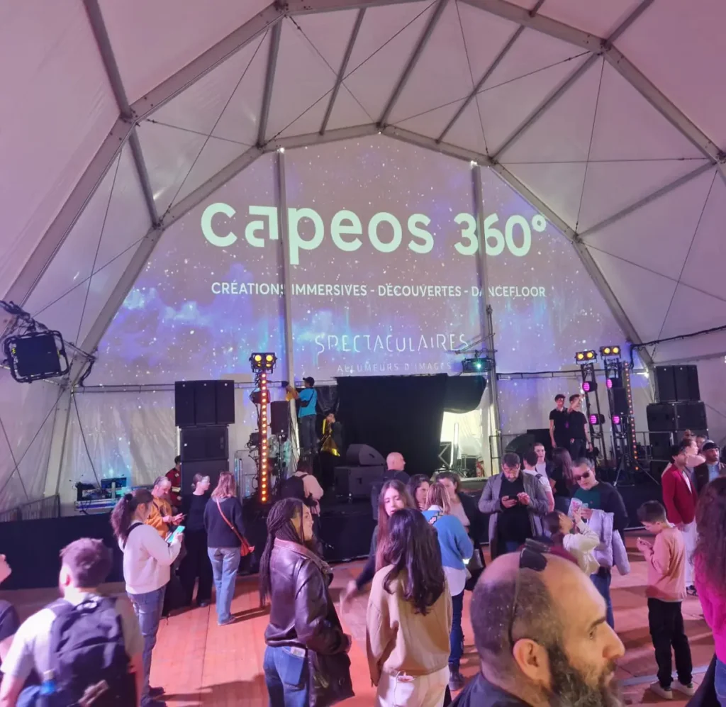 Public réuni sous un dôme immersif Capeos 360° lors du festival Mythos