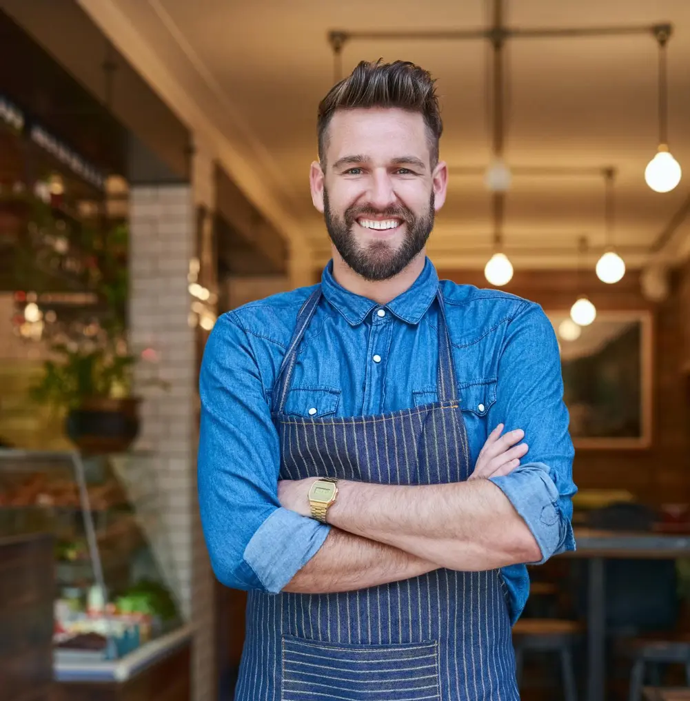 Restaurateur consultant la comptabilité de son restaurant, accompagné par l'expert-comptable Capeos