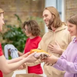 Des bénévoles reçoivent des vêtements lors d’une action solidaire soutenue par le mécénat d’entreprise.