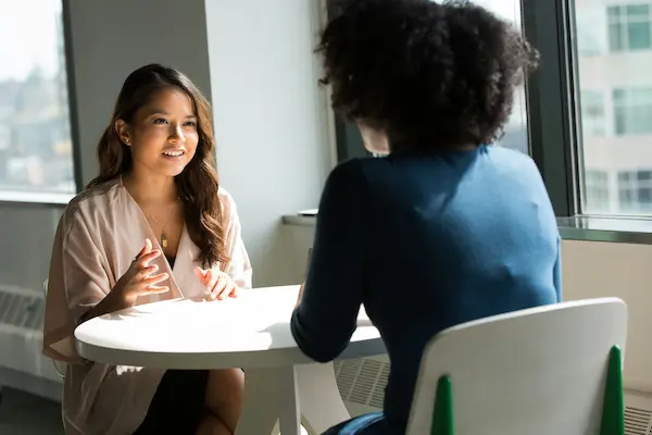 un rendez-vous entre deux femmes expliquant la holding