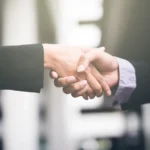 Un salarié et un employeur se serrant la main après la signature d'une rupture conventionnelle homologuée