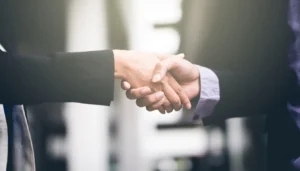 Un salarié et un employeur se serrant la main après la signature d'une rupture conventionnelle homologuée