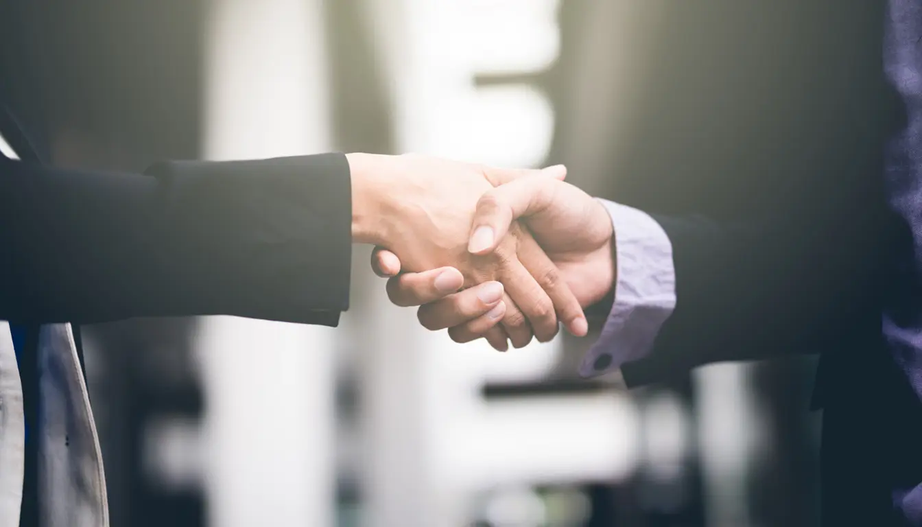 Un salarié et un employeur se serrant la main après la signature d'une rupture conventionnelle homologuée