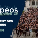 Plus de 400 collaborateurs Capeos, bras levés, réunis dans la cour du Couvent des Jacobins à Rennes lors du séminaire du 26 juin 2026.