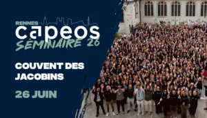 Plus de 400 collaborateurs Capeos, bras levés, réunis dans la cour du Couvent des Jacobins à Rennes lors du séminaire du 26 juin 2026.