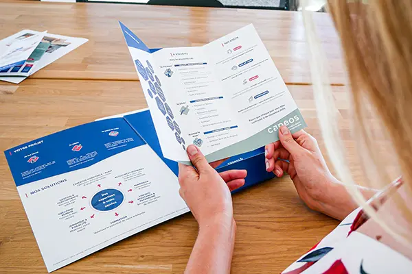 Expert-comptable à Rennes Capeos présentant ses solutions à une cliente