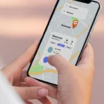 Personne consultant une fiche Google Business Profile de restaurant avec avis clients sur smartphone