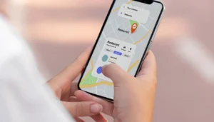 Personne consultant une fiche Google Business Profile de restaurant avec avis clients sur smartphone