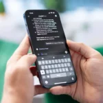 Dirigeant utilisant un outil IA de type ChatGPT sur smartphone pour gagner du temps